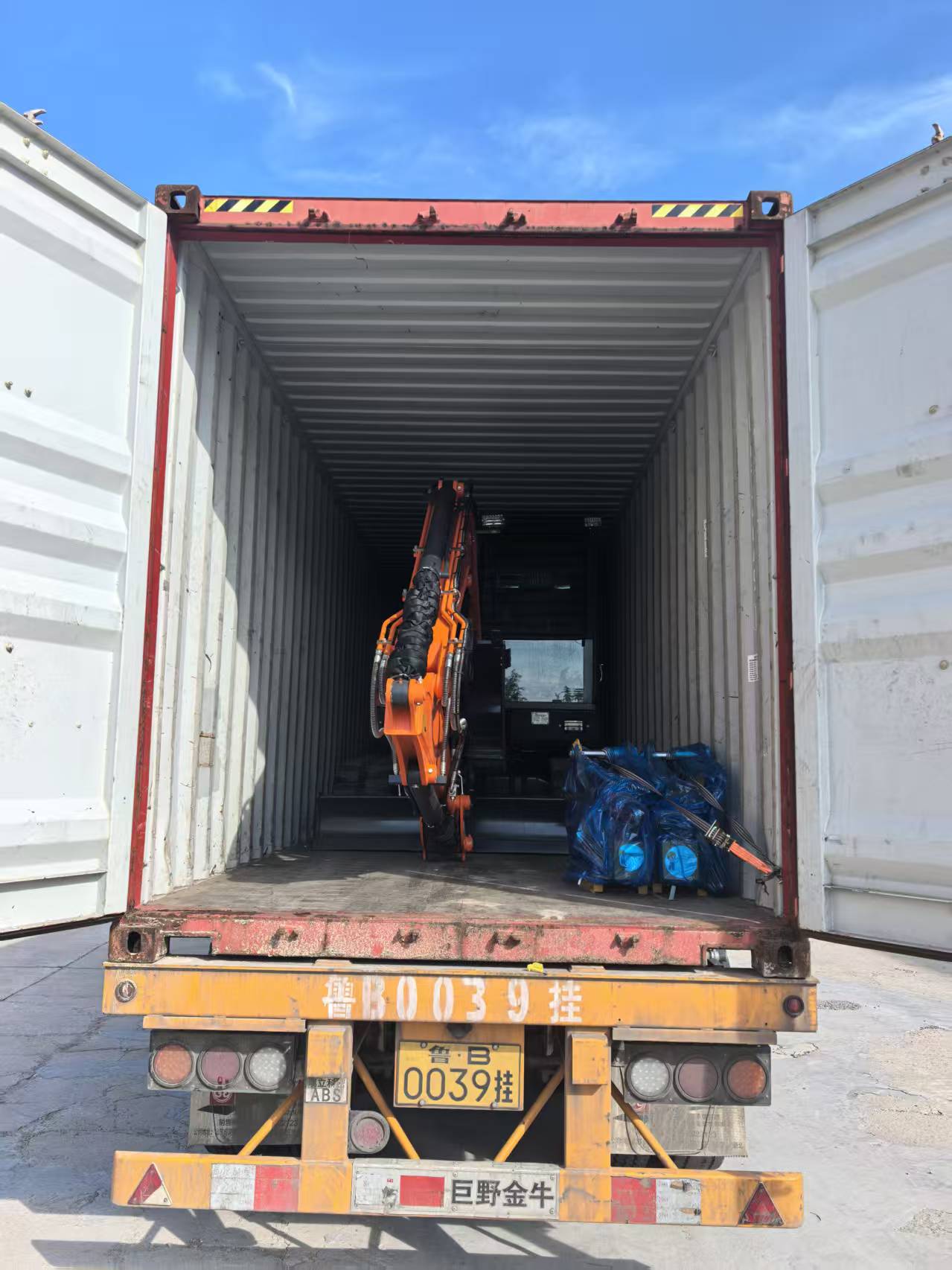 İki 6.5T ekskavator göndərildi