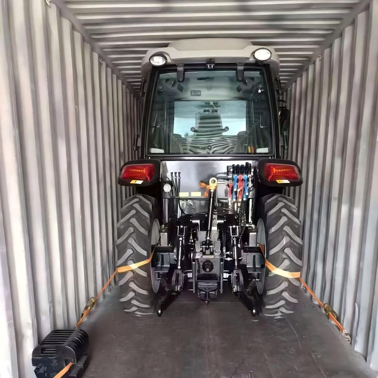 Panamalı müştəri üçün xüsusi hazırlanmış 50 at gücünə malik traktor çatdırılıb.