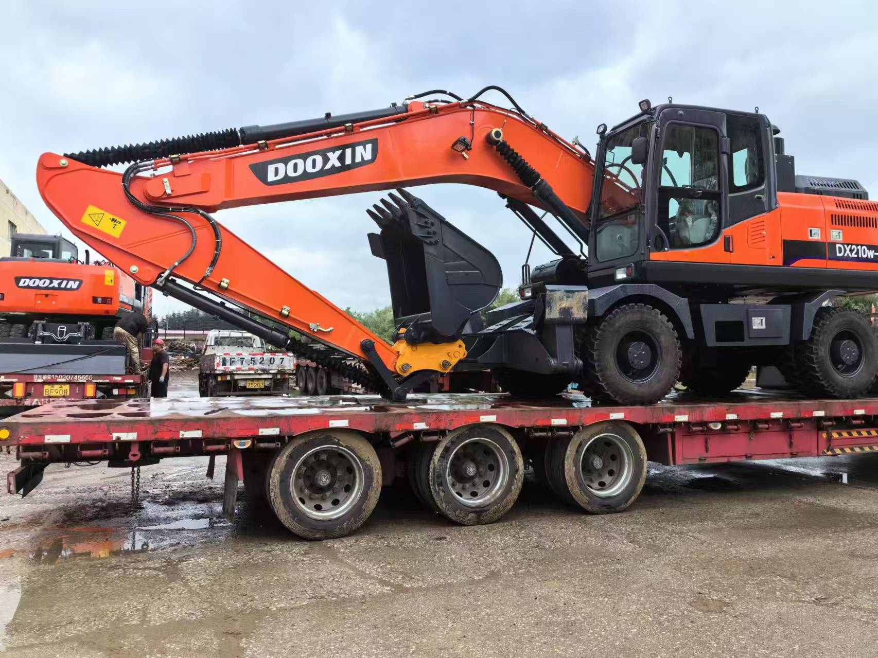 DX210 təkərli ekskavator partiyalar şəklində Afrikaya ixrac edilir
